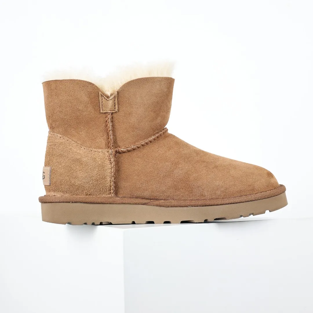 Pick up locally 💰540 The core recommendation is good price UGG basic Bailey twist style Xiaohongshu hot style Henan Longfeng leather production Sheepskin integrated top quality in the market 2-3 cm cashmere insole to keep warm in winter and a very suitable choice for home use UUG has launched a style series in the new year, which is partially geared towards the preferences of young consumers and has also moved to the forefront of fashion trends. Shoe body material Water-repellent coated suede upper 17mm UGGPURE™ implanted wool insole Lightweight non-slip comfortable rubber outsole With brand LOGO Trademark Comes with full packaging Size: 35 36 37 38 39 40